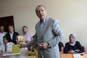 Recep Tayyip Erdogan dans son bureau de vote dimanche 10 aout 2014 à Istanbul. © AFP