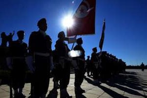Une cérémonie, le 18 juillet à Tunis, en l’honneur de soldats tués dans une attaque jihadiste. © AFP