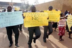Des manifestants anti-homosexualité en Ouganda. © AFP