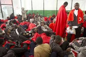 Des migrants africains dans un centre de secours à Tarifa, le 12 août 2014. © AFP – Marcos Moreno