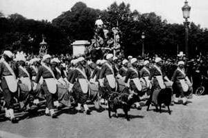 Libération de la France, parade de l’infanterie algérienne (les « zouaves »). © Archives AFP