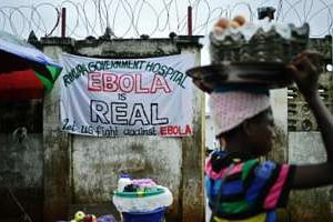 Des panneaux de sensibilisation à l’épidémie d’Ebola à Freetown, le 13 août 2014. © AFP