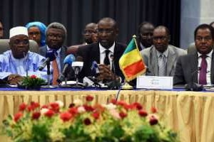 Abdoulaye Diop lors de pourparlers à Alger avec les groupes armés le 16 juillet 2014. © AFP.com – Farouk Batiche