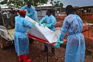 Transport du corps d’une victime d’Ebola à Kailahun, en Sierra Leone, le 14 août 2014. © Carl de Souza/AFP