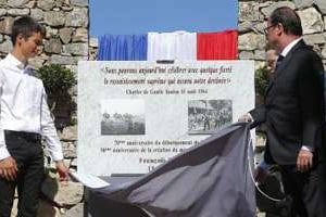 Hollande dévoile un mémorial pour le 70e anniversaire du Débarquement en Provence, le 15 août. © Michel Euler