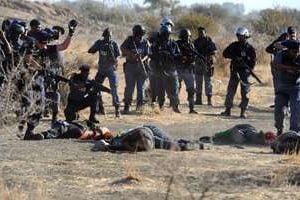 La police entoure des mineurs touchés par balle à Marikana le 16 août 2012. © AFP