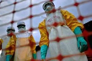 Le personnel de MSF dans un centre de traitement à Kailahun au Sierra Leone, le 14 août 2014. © Carl de Souza/AFP