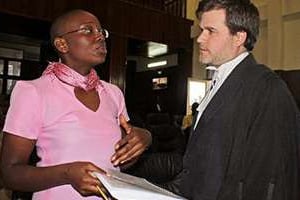 L’opposante Ingabire avec son avocat britannique Iain Edwards, le 25 mars 2013 à Kigali. © AFP