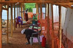 Des patients atteints d’Ebola sont soignés dans un centre de MSF à Kailahun. © AFP