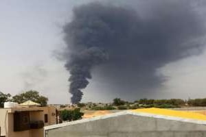 Incendie d’un réservoir de carburant près de Tripoli, en juillet 2014. © AFP