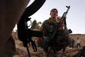 Des combattants kurdes face à l’État islamique. © AFP
