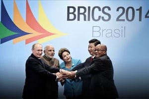 Vladimir Poutine, Narendra Modi, Dilma Rousseff, Xi Jinping, et Jacob Zuma (de g. à dr.) scellent leur alliance au sommet de Fortaleza le 15 juillet. © Jarbas Oliveira/Sipa