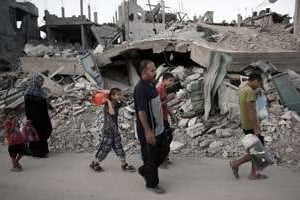Des familles palestiniennes quittent leurs maisons détruites dans la bande de Gaza. © AFP