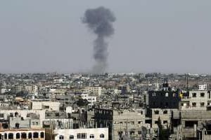 De la fumée s’échappe de bâtiments à Rafah suite aux raids israéliens (19 août 2014). © AFP