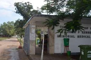 L’entrée de l’hôpital JFK à Monrovia. © AFP