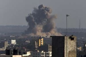 De la fumée s’échappe des habitations après une attaque aérienne israélienne, le 20 août 2014. © AFP