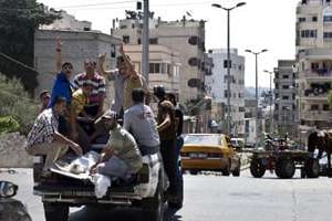 Des Palestiniens escortent les corps de deux enfants tués dans un raid israélien à Gaza. © AFP