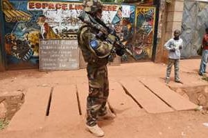Un soldat de la force européenne dans une rue de Bangui, le 8 mai 2014. © AFP