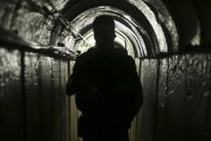 Un membre des Brigades al-Qassam à l’intérieur d’un tunnel souterrain, dans la bande de Gaza. © Reuters