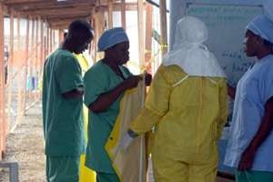 Des membres de « Médecins sans frontières » le 21 août 2014 à l’hôpital de Monrovia au Liberia. © AFP