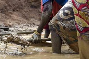Des femmes travaillent dans une mine d’or de Centrafrique, le 5 mai 2014 à Gaga. © AFP