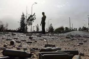 Des douilles d’obus jonchent le sol après trois jours de combats dans la zone de l’aéroport. © AFP