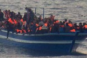 Un bateau de migrants secouru le 17 mars 2014 au large de Lampedusa. © AFP