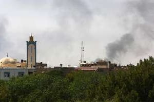 De la fumée s’échappe de l’aéroport international de Tripoli le 20 août 2014. © AFP