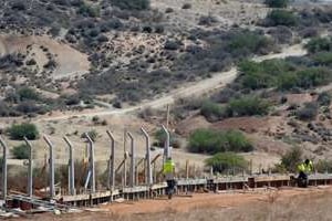 La clôture construite en face du poste frontalier algérien, près d’Oujda, au Maroc. © AFP