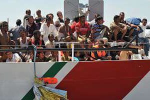 La marine italienne secourt 461 migrants, le 26 août 2014. 24 autres sont morts noyés. © Salvatore Cavalli / AGF/SIPA