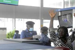 Contrôle de passagers à l’aéroport de Lagos, pour détecter la présence du virus Ebola. © Pius Utomi Ekpei/AFP