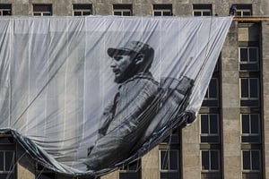 Une bannière illustrée d’une photographie de Fidel Castro, le 27 novembre à La Havane. © Desmond Boylan/AP/SIPA