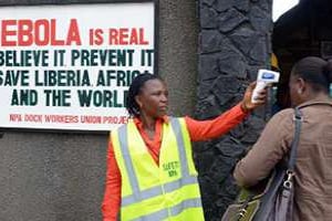 Contrôle sanitaire à l’entrée du port de Monrovia, au Liberia, le 29 août 2014. © AFP