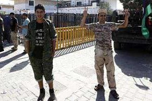 Des miliciens de « Fajr Libya » (Aube de la Libye) installés dans une annexe de l’ambassade des Etats © AFP
