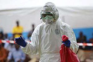 Un homme dans une combinaison le protégeant du virus Ebola, à l’hôpital de Biankouma en Côte d’I © AFP