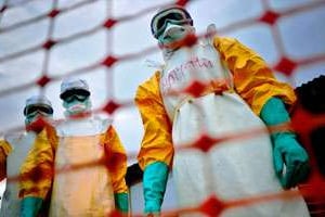 La tenue de protection est obligatoire pour le personnel médical. © Carl de Souza/AFP