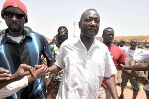 Oumar Mariko, acclamé par des partisans à Bamako, le 31 mars 2012. © Issouf Sanogo/AFP
