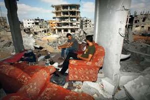 Des Palestiniens, dans ce qui reste de leur maison… À gaza, le 27 août. © Suhaib Salem/Reuters