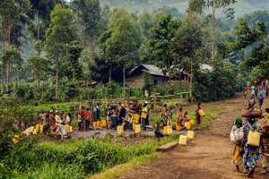 Rassemblement d’habitants des villages de Gisigari et de Rugari, dans le parc des Virunga. © AFP
