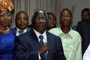 Afonso Dhlakama (c), chef historique de l’opposition mozambicaine et ex-guérillero. © AFP