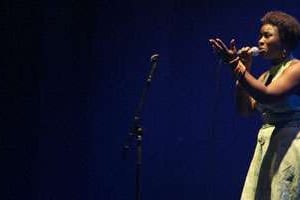 La chanteuse Sia Tolno en concert à Paris en 2009. © THOMAS COEX / AFP