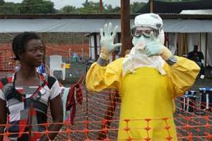 Un membre du personnel médical dans l’hôpital Elwa, le 7 septembre 2014 à Monrovia. © AFP