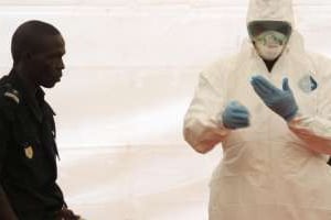 Un membre du personnel sanitaire luttant contre Ebola. © AFP