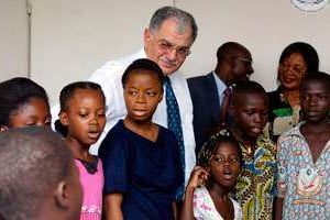Kamel Morjane en compagnie de jeunes réfugiés subsahariens, le 14 décembre 2002, à Abidjan. © Georges Gobet/AFP