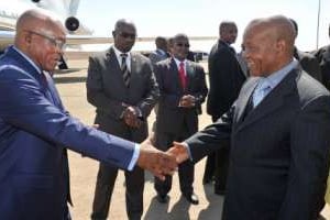 Jacob Zuma (g) est accueilli par Thomas Thabane, le 9 septembre 2014 à l’aéroport de Moshoshoe. © AFP
