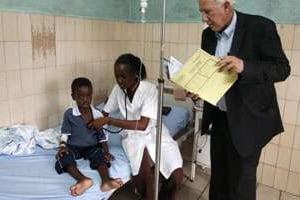 Un enfant soigné à l’hôpital de Libreville. © GODONG / AFP