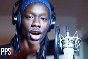 Le rappeur PPS, qui participe au clip de « Y’en a marre » contre le virus Ebola. © Capture d’écran/Youtube