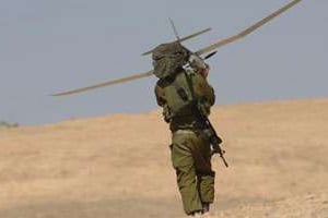 Un soldat israélien s’entraine à manipuler un drone. © AFP