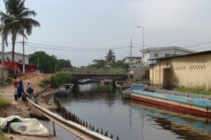 Port-Gentil, la capitale économique du Gabon, s’est engagée dans un plan de réhabilitation de son réseau de drainage des eaux pluviales. © AFD