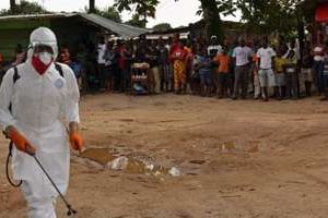 Un agent sanitaire, le 10 septembre 2014 au Liberia. © AFP